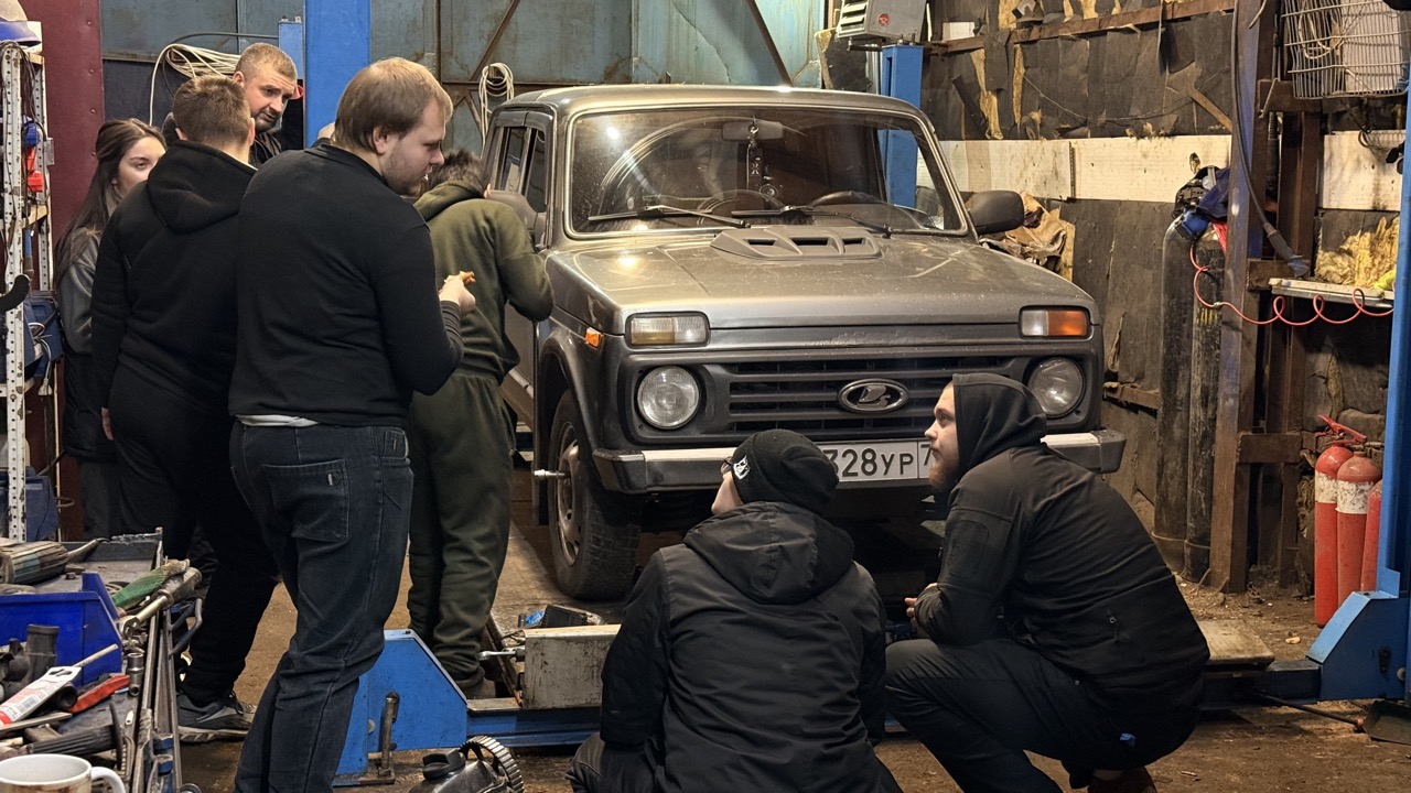 Мастера автосервиса Автофеникс за работой - качественный ремонт автомобилей с использованием профессионального инструмента